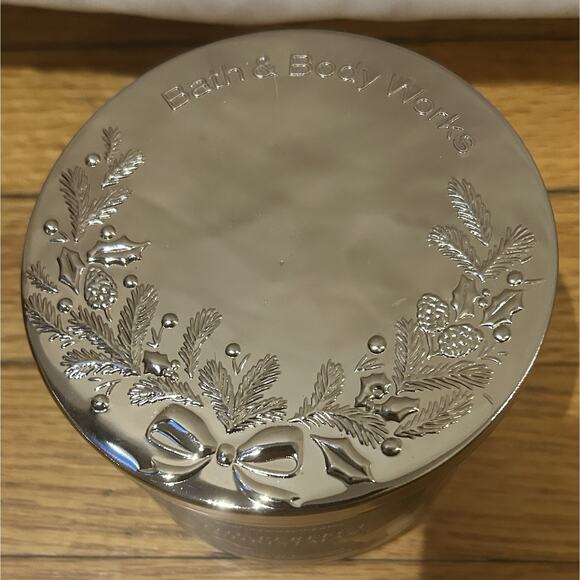 New Bath & Body Works The Perfect Christmas 14.5 oz Candle - Picture 5 of 7